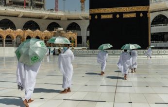 شؤون الحرمين توزع ٤ آلاف مظلة على المُعتمرين والمُصلين بالمسجد الحرام