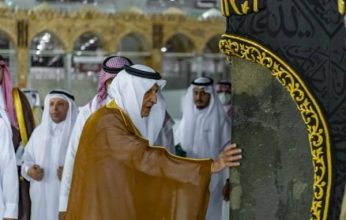 أمير مكة المكرمة يتشرّف بغسل الكعبة المشرفة نيابة عن خادم الحرمين