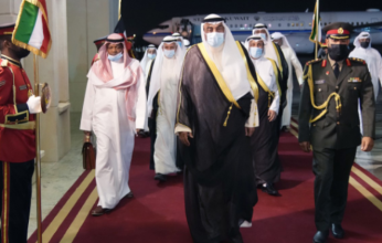 الشيخ صباح يعود للكويت بعد مشاركته بمؤتمر بغداد