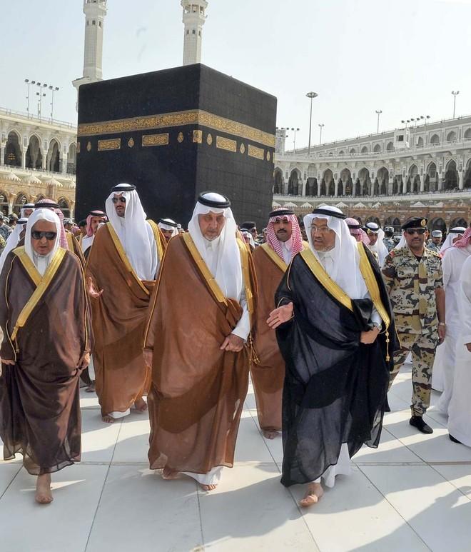 أمير مكة المكرمة يتشرّف بغسل الكعبة المشرفة نيابة عن خادم الحرمين 1 khaligyoun53907