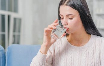 يقلل الإصابة بالسرطان.. ٧ فوائد لشرب الماء بطريقة صحية