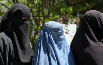 طالبان تطلب من النساء العاملات البقاء في المنازل
