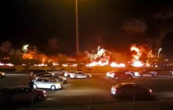 بالفيديو.. مواطن يبكي حسرة على الدمار الذي خلفه حريق المباركية