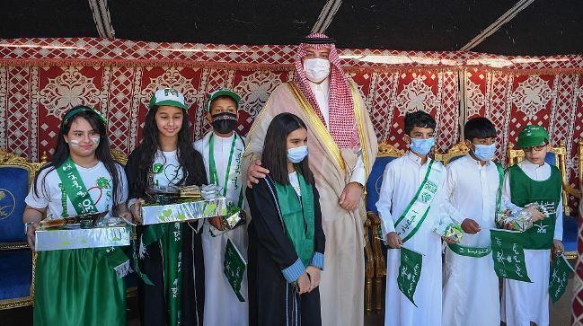 السعودية.. أمير الحدود الشمالية يكرم أبناء شهداء الواجب السعودية.. أمير الحدود الشمالية يكرم أبناء شهداء الواجب