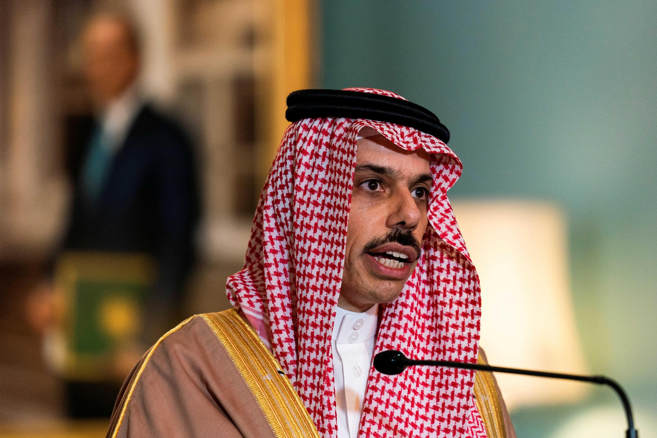 وزير الخارجية السعودي يشارك في جلسة نقاش الباحثين والمفكرين بالهند وزير الخارجية السعودي يشارك في جلسة نقاش الباحثين والمفكرين بالهند