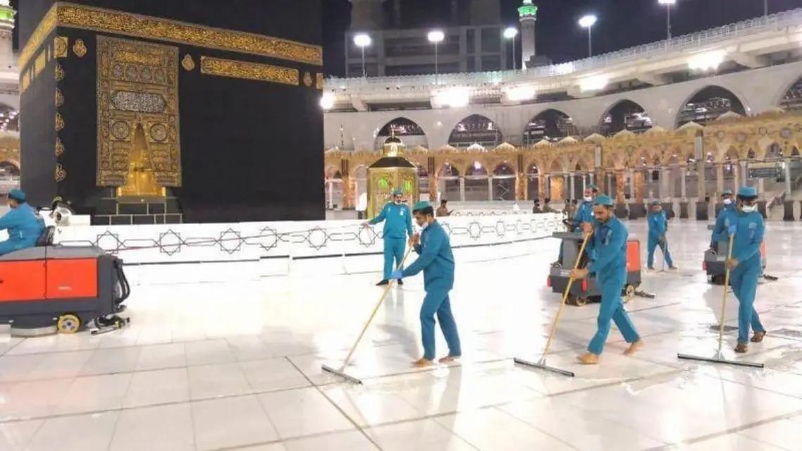 تعقيم وتطهير الحرم.. ينفذها «٤٠٠٠» عامل عشر مرات يومياً تعقيم وتطهير الحرم.. ينفذها «٤٠٠٠» عامل عشر مرات يومياً