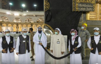 شؤون الحرمين تجرى صيانة لإطار الحجر الأسود والركن اليماني