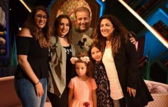 صور| سيجارة مشتعلة تهدد حياة «شريف منير» وأسرته