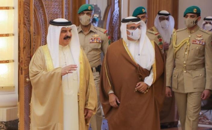 ملك البحرين يستقبل عدداً من أهالي محافظة العاصمة ملك البحرين يستقبل عدداً من أهالي محافظة العاصمة