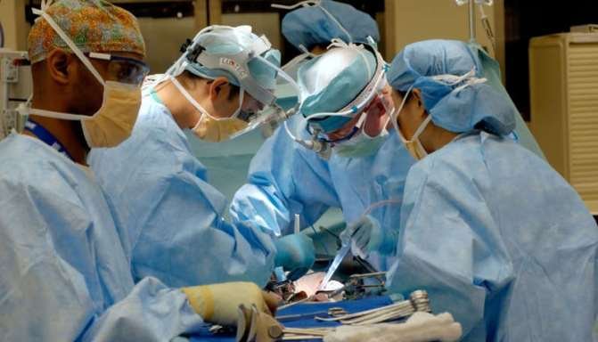 اطباء يعثرون على قطعة أسمنت داخل قلب رجل اطباء يعثرون على قطعة أسمنت داخل قلب رجل