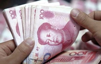 لهذا السبب.. رجل يجبر موظفي بنك على سحب 5 ملايين يوان وعدها ورقة ورقة