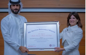 ناصر بن حمد: الجامعة الأمريكية لها دور بارز في العلم والمعرفة