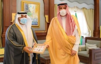 أمير المدينة المنورة يستمع لشرح عن إستراتيجية البريد السعودي الجديدة