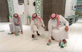 السعودية تزيل ملصقات التباعد بالمسجد الحرام