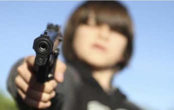 طفل يطلق النار على والدته أثناء تحدثها على الهاتف