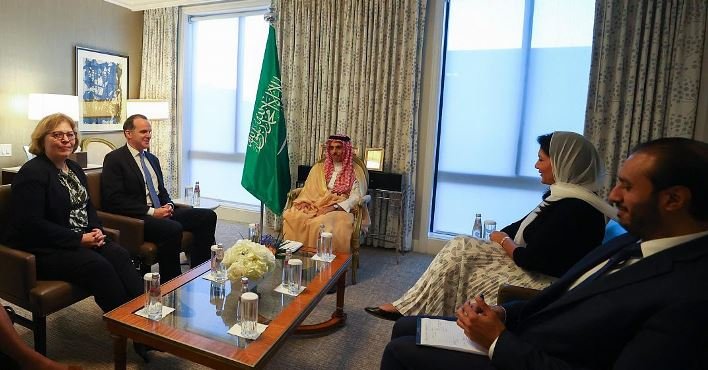 وزير الخارجية السعودي يلتقي وفداً أمريكياً رسمياً وزير الخارجية السعودي يلتقي وفداً أمريكياً رسمياً