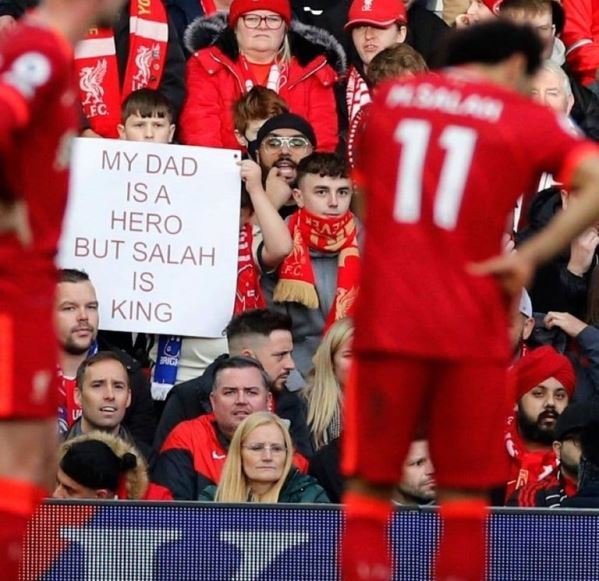 شاهد.. طفل يفضل محمد صلاح على والده 1 khaligyoun76125