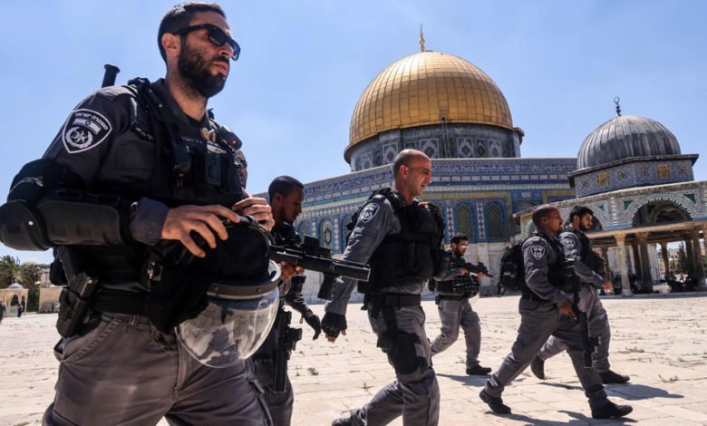 مسؤولون فلسطينيون وأردنيون يحذرون من تداعيات قرار الاحتلال حول الأقصى مسؤولون فلسطينيون وأردنيون يحذرون من تداعيات قرار الاحتلال حول الأقصى