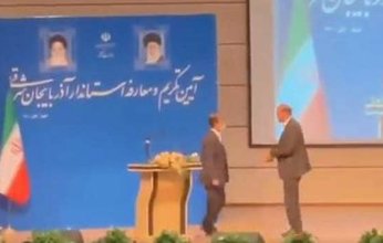 بالفيديو.. حاكم محافظة إيرانية يتلقى صفعة قوية خلال حفل تنصيبه