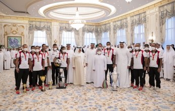 محمد بن زايد يلتقي عددا من أعضاء فريق أبوظبي للزوارق السريعة والدراجات المائية