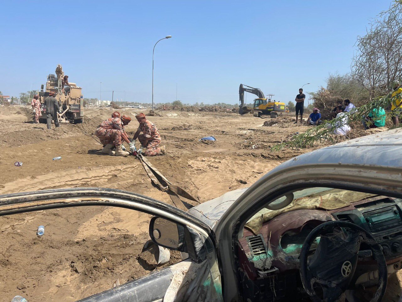 الجيش العماني يفتح الطرق لإعادة الحركة بعد إعصار شاهين الجيش العماني يفتح الطرق لإعادة الحركة بعد إعصار شاهين