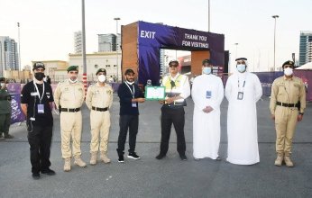 لتعاونه وأمانته.. .شرطة دبي تكرم عربياً سلم محفظة تحوي مبلغاً مالياً وبطاقات ائتمانية