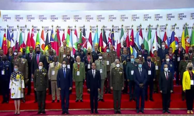 الرئيس المصري يرحب بضيوف «إيديكس 2021» ويلتقط معهم صورة تذكارية الرئيس المصري يرحب بضيوف «إيديكس 2021» ويلتقط معهم صورة تذكارية