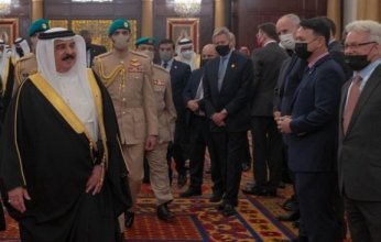 ملك البحرين يستقبل كبار المشاركين في مؤتمر حوار المنامة