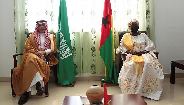 أحمد قطان يلتقي وزيرة الدولة لشؤون المجتمعات في غينيا بيساو أحمد قطان يلتقي وزيرة الدولة لشؤون المجتمعات في غينيا بيساو