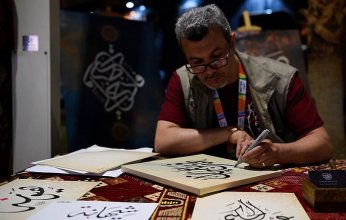 الخط العربي والفن التشكيلي يشكلان لوحة جمالية في مهرجان البلدة العالمية بالرياض