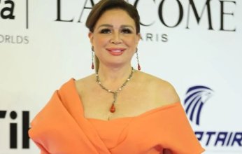 إلهام شاهين بالبرتقالي في افتتاح مهرجان القاهرة السينمائي الـ43