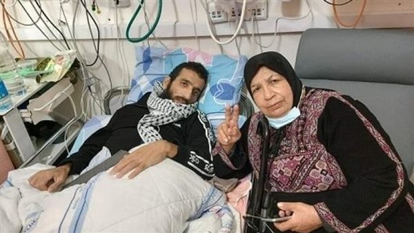 أسير فلسطيني يعلق إضرابه عن الطعام أسير فلسطيني يعلق إضرابه عن الطعام