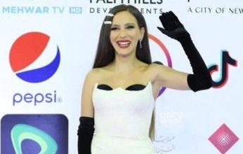 جميلة عوض بإطلالة كلاسيكية ملفتة في افتتاح القاهرة السينمائي