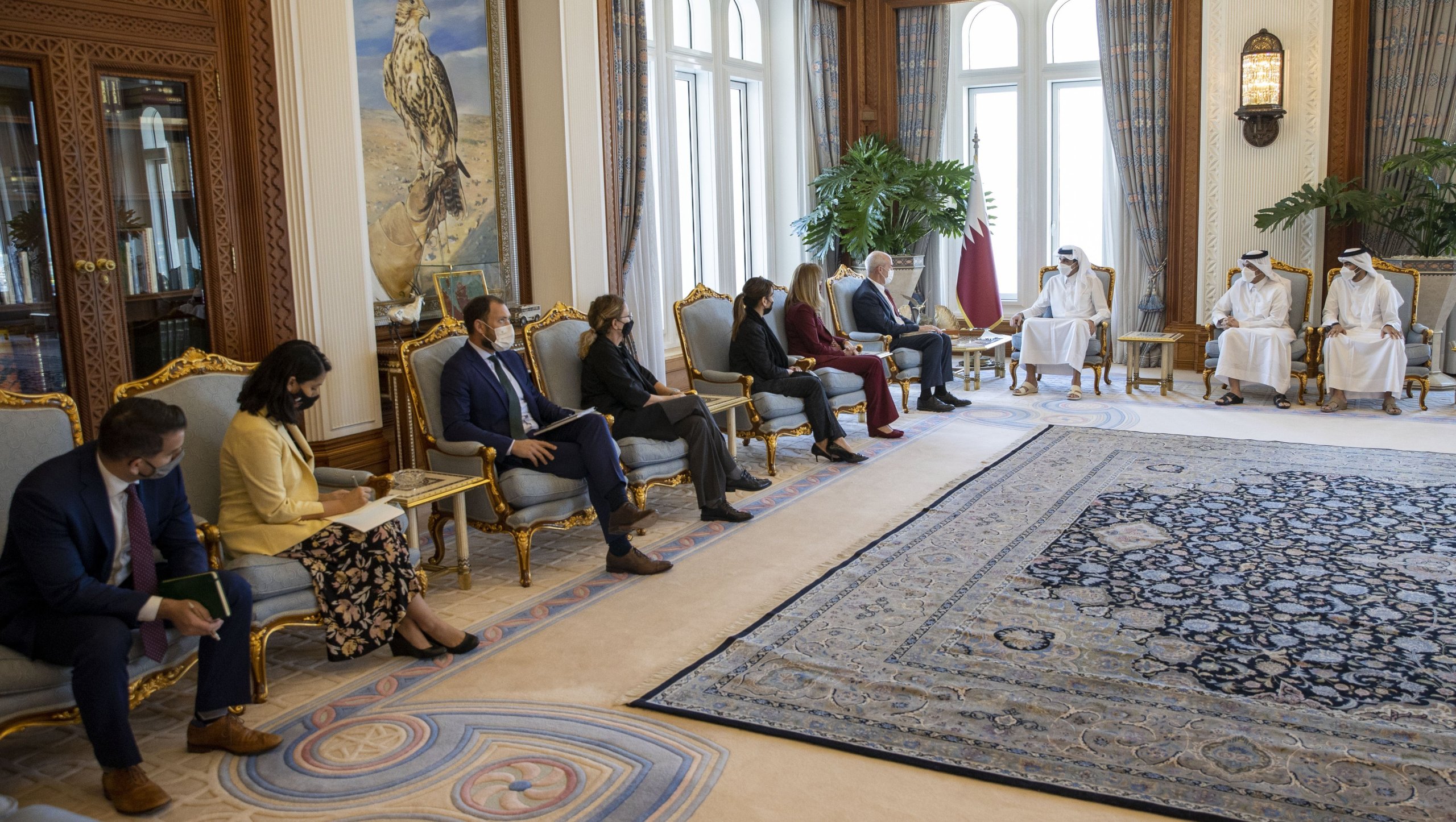 امير دولة قطر الشيخ تميم بن حمد آل ثاني والسيد ريك لارسون عضو مجلس النواب الأمريكي والوفد المرافق له