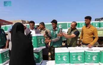 مركز الملك سلمان للإغاثة يوزع أكثر من 14 طنًا من السلال الغذائية في محافظة سقطرى باليمن