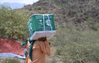 مركز الملك سلمان للإغاثة يوزع أكثر من 42 طنًا من السلال الغذائية للمحتاجين في محافظة أبين