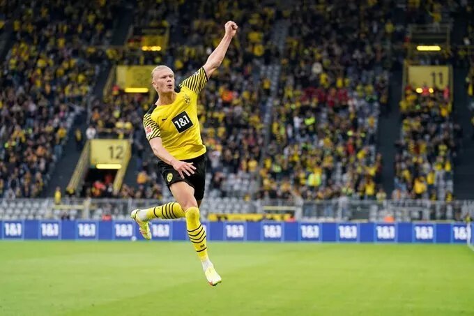 اللاعب إرلينج هالاند نادي بوروسيا دورتموند