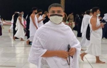 المطرب عمر كمال يدعو لحسن شاكوش من أمام الكعبة