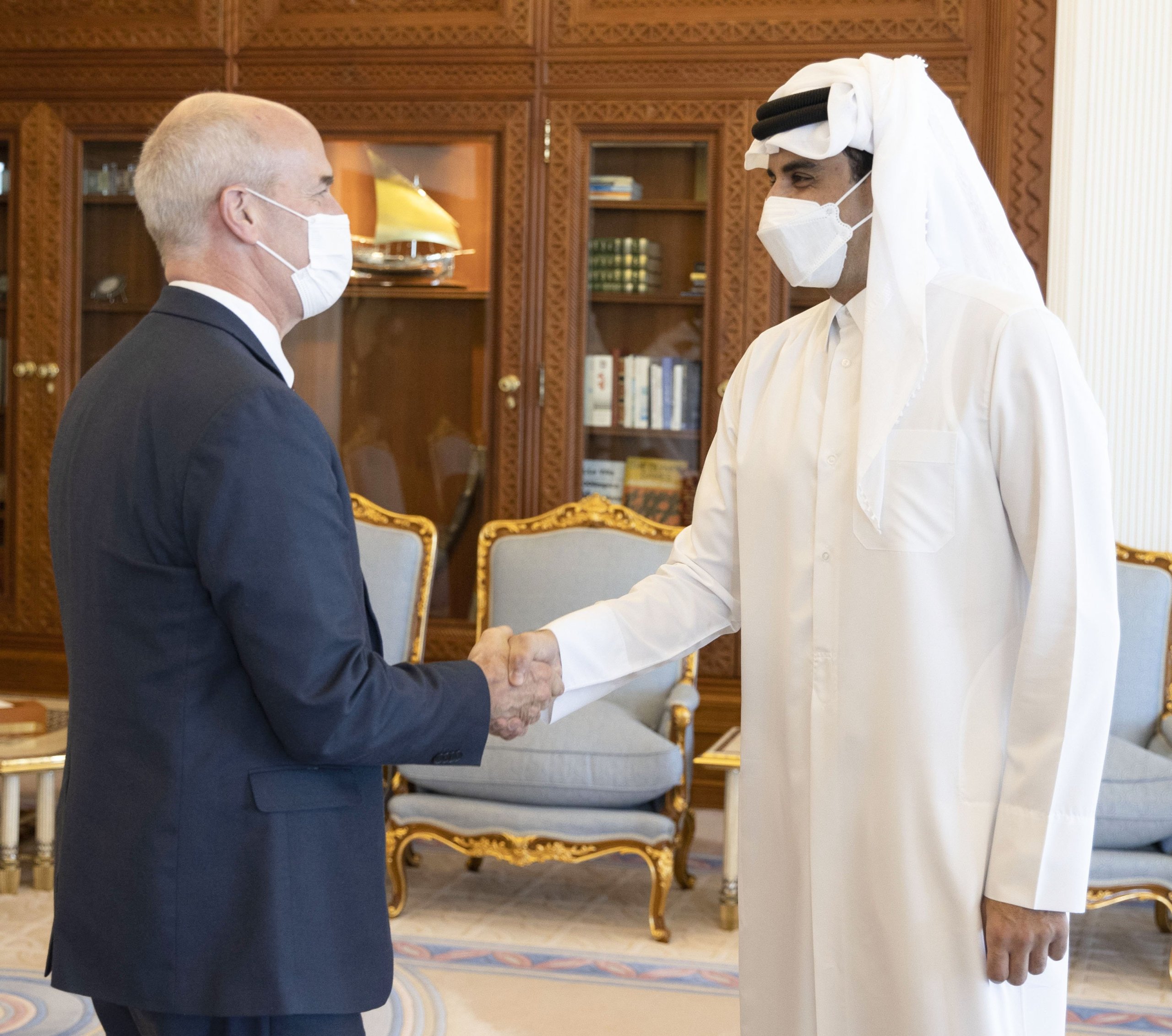 امير دولة قطر الشيخ تميم بن حمد آل ثاني والسيد ريك لارسون عضو مجلس النواب الأمريكي