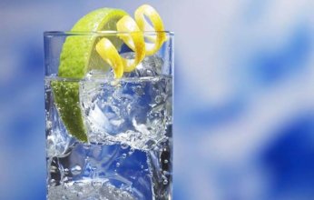 الماء الفوار بين الفوائد والأضرار.. ماذا يفعل المشروب السحري بالجسد؟