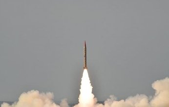 عاجل.. صاروخ حوثي يستهدف مطار عتق