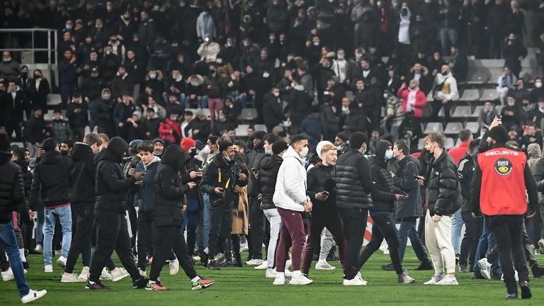 الجماهير تتسبب فى إلغاء مباراة باريس اف.سي وليون في كأس فرنسا الجماهير تتسبب فى إلغاء مباراة باريس اف.سي وليون في كأس فرنسا