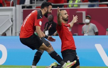 منتخب مصر يرتدي قميصه الأحمر أمام الجزائر