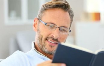 «الجلوس الخاطئ والسهر».. عادات يجب أن توقفها عن وصولك لسن الـ 40