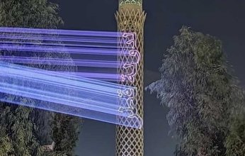 «احتفالًا بيومها الوطني».. إضاءة برج القاهرة بألوان العلم القطري