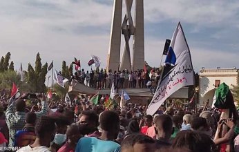 عاجل.. المحتجين يصلون إلى محيط القصر الرئاسي بالخرطوم
