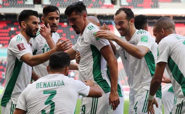 منتخب الجزائر يتقدم على نظيره المصري بهدف فى الشوط الأول منتخب الجزائر يتقدم على نظيره المصري بهدف فى الشوط الأول