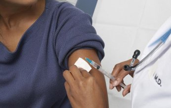 المفوضية الأوروبية تدعو لمناقشة إلزامية التطعيم في ظل تواصل انتشار متحورة "أوميكرون"