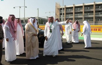 سمو الأمير خالد الفيصل يقف على آخر التجهيزات لسباق "فورملا 1 السعودية"