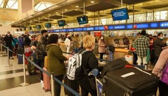 اوميكرون يزيد من خسائر الطيران الدولي في الكريسماس بعد إلغاء 6 الاف رحلة